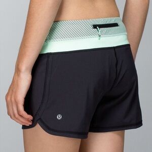 Lululemon Groovy Run Short *4-way Stretch black teal
Size 6